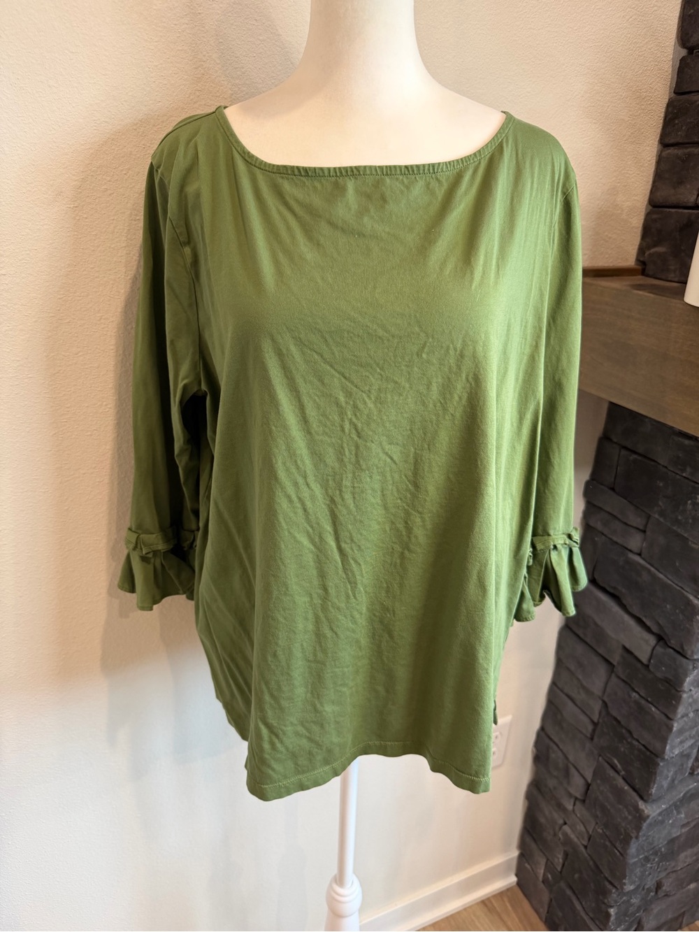 Ann Taylor Factory Olive Green Scoop Neck Top with Ruffle Sleeve Detail. Size XL